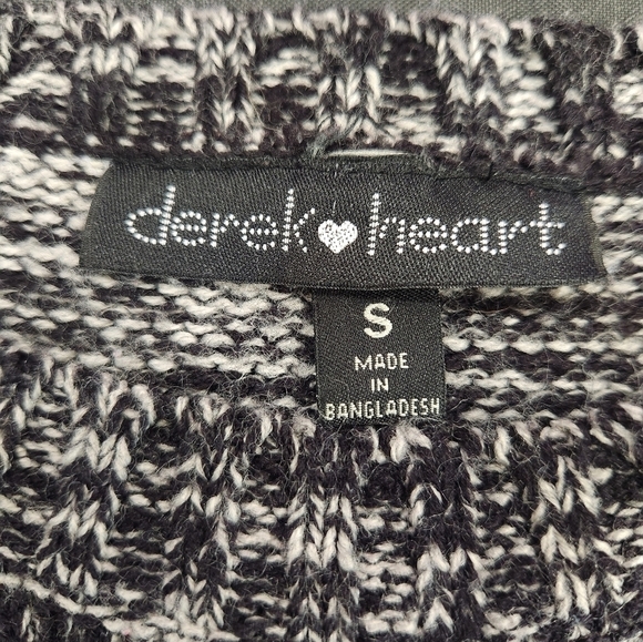 Derek Heart Knit Sweater Womens S Black Grey Scalloped Hem Rounded Cut - Picture 2 of 4